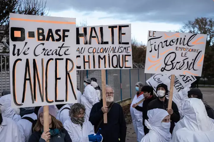 Des activistes bloquent une usine BASF… et découvrent une substance interdite en Europe